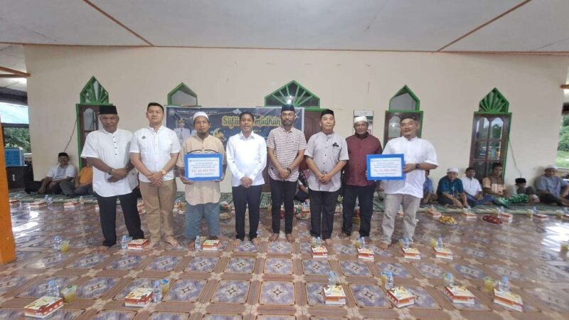 Bupati Teluk Bintuni Bersama Sejumlah Pengelola Masjid dan Mushola usai Menyerahkan Bantuan Keagamaan untuk Masjid dan Mushola (Foto: Tantowi