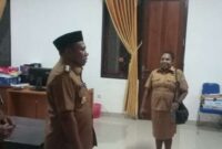 Wakil Bupati Teluk Bintuni Joko Lingara Ketika Melakukan Sidak di Salah Satu Kantor OPD Selasa (11/3/2025) (Detik Indonesia/RRI/Yanto)