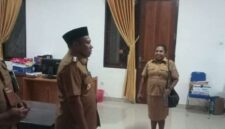 Wakil Bupati Teluk Bintuni Joko Lingara Ketika Melakukan Sidak di Salah Satu Kantor OPD Selasa (11/3/2025) (Detik Indonesia/RRI/Yanto)