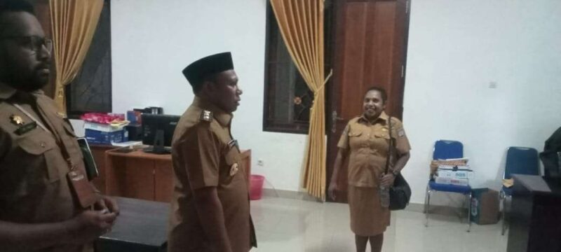 Wakil Bupati Teluk Bintuni Joko Lingara Ketika Melakukan Sidak di Salah Satu Kantor OPD Selasa (11/3/2025) (Detik Indonesia/RRI/Yanto)