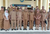 Bupati Teluk Bintuni Yohanis Manibui Bersama Wakil Bupati Joko Lingara (Tengah) Foto Bersama ASN Usai Apel Gabungan Di Kantor Bupati Senin (10/3/2025) (Detik Indonesia/RRI/Dina)