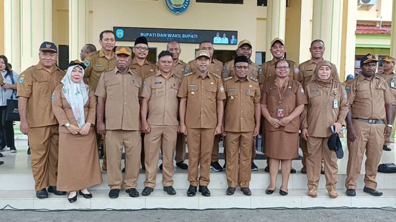 Bupati Teluk Bintuni Yohanis Manibui Bersama Wakil Bupati Joko Lingara (Tengah) Foto Bersama ASN Usai Apel Gabungan Di Kantor Bupati Senin (10/3/2025) (Detik Indonesia/RRI/Dina)