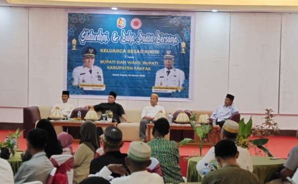 Silaturahmi dan Buka Puasa bersama Bupati Fakfak àeetaHkeluarga Sulawesi Selatan yang tergabung dalam komunitas Pinisi, (Foto: Detik Indonesia/Rri/NicoAfloubun)