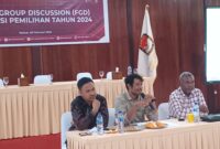 Komisioner KPU Raja Ampat Abdul Rasyid Nurlete, Mustajib Saban, dan Steven Eibe saat FGD evaluasi pilkada 2024 di Korpak Villa and Resosrt, Jumat (28/2/2025). Detik Indonesia/RRI/Padli Ramdan