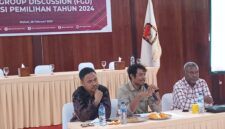 Komisioner KPU Raja Ampat Abdul Rasyid Nurlete, Mustajib Saban, dan Steven Eibe saat FGD evaluasi pilkada 2024 di Korpak Villa and Resosrt, Jumat (28/2/2025). Detik Indonesia/RRI/Padli Ramdan