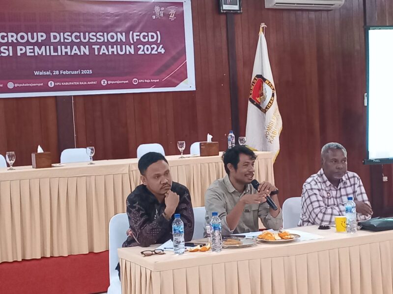 Komisioner KPU Raja Ampat Abdul Rasyid Nurlete, Mustajib Saban, dan Steven Eibe saat FGD evaluasi pilkada 2024 di Korpak Villa and Resosrt, Jumat (28/2/2025). Detik Indonesia/RRI/Padli Ramdan