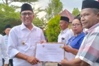 Bupati Malteng Zulkarnain Awat Amir saat menyerahkan bantuan dana hibah kepada sejumlah negeri di Kecamatan Teluti (Detik Indonesia/Berita Beta)