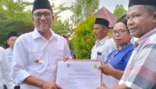 Bupati Malteng Zulkarnain Awat Amir saat menyerahkan bantuan dana hibah kepada sejumlah negeri di Kecamatan Teluti (Detik Indonesia/Berita Beta)