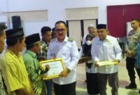 Bupati James Uang saat serahkan bantuan sembako kepada penerima manfaat. (Detik Indonesia/RRI/ Narasitimur).