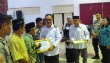 Bupati James Uang saat serahkan bantuan sembako kepada penerima manfaat. (Detik Indonesia/RRI/ Narasitimur).