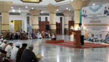 Bupati Fakfak, Samaun Dahlan, S.Sos., M.Ap., memberikan sambutan dalam peringatan Nuzulul Qur’an 1446 H/2025 M (Detik Indonesia/ RRI/Anwar)