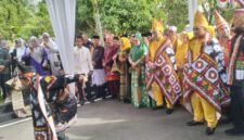 Penyambutan Bupati dan Wakil Bupati Aceh Tengah dengan Tari Munalo, dalam acara prosesi pelantikan dalam Adat Gayo atau disebut Munik Ni Reje, Rabu (5/3/2025).(Detik Indonesia/RRI/Fitra Jay)