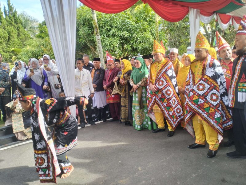 Penyambutan Bupati dan Wakil Bupati Aceh Tengah dengan Tari Munalo, dalam acara prosesi pelantikan dalam Adat Gayo atau disebut Munik Ni Reje, Rabu (5/3/2025).(Detik Indonesia/RRI/Fitra Jay)