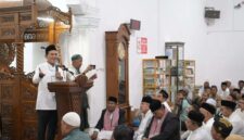 Wakil Gubernur Aceh, Fadhlullah, SE, saat memimpin Safari Ramadan Pemerintah Aceh di Masjid Jamik Gampong Lancang Garam, Kota Lhokseumawe, Kamis, (13/3/2025) (Detik Indonesia/RRI)