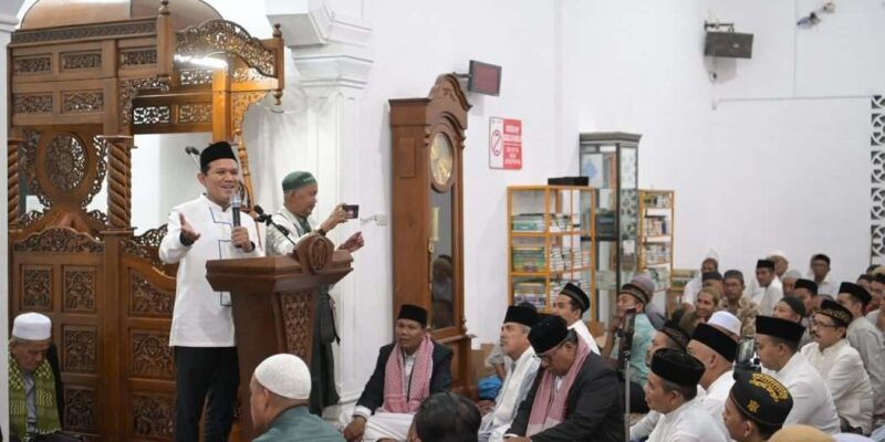 Wakil Gubernur Aceh, Fadhlullah, SE, saat memimpin Safari Ramadan Pemerintah Aceh di Masjid Jamik Gampong Lancang Garam, Kota Lhokseumawe, Kamis, (13/3/2025) (Detik Indonesia/RRI)