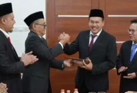 Pimpinan Rapat Pleno Anggota BPKN Radix Siswo Purwono dan Fitrah Bukhari menyerahkan palu sidang kepada Muhammad Mufti Mubarok. foto: ist