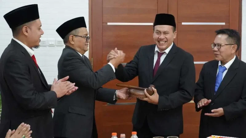 Pimpinan Rapat Pleno Anggota BPKN Radix Siswo Purwono dan Fitrah Bukhari menyerahkan palu sidang kepada Muhammad Mufti Mubarok. foto: ist