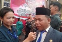 Bupati Ngada, Raymundus Bena (kanan), saat ditemui RRI usai serah terima jabatan Kepala Daerah Se-NTT di Aula Eltari Kantor Gubernur NTT, Sabtu (1/3/2025). (Detik Indonesia/RRI Kupang/Delvin).