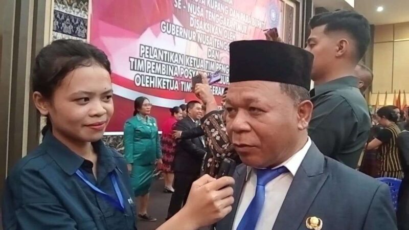 Bupati Ngada, Raymundus Bena (kanan), saat ditemui RRI usai serah terima jabatan Kepala Daerah Se-NTT di Aula Eltari Kantor Gubernur NTT, Sabtu (1/3/2025). (Detik Indonesia/RRI Kupang/Delvin).