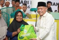 Penyerahan paket pasar murah oleh Wagub Maluku Utara Sarbin Sehe di Bacan, Halmahera Selatan, Senin (17/3/2025). (Detik Indonesia/Tribunnews/Biro Adpim Setda Pemprov Malut)