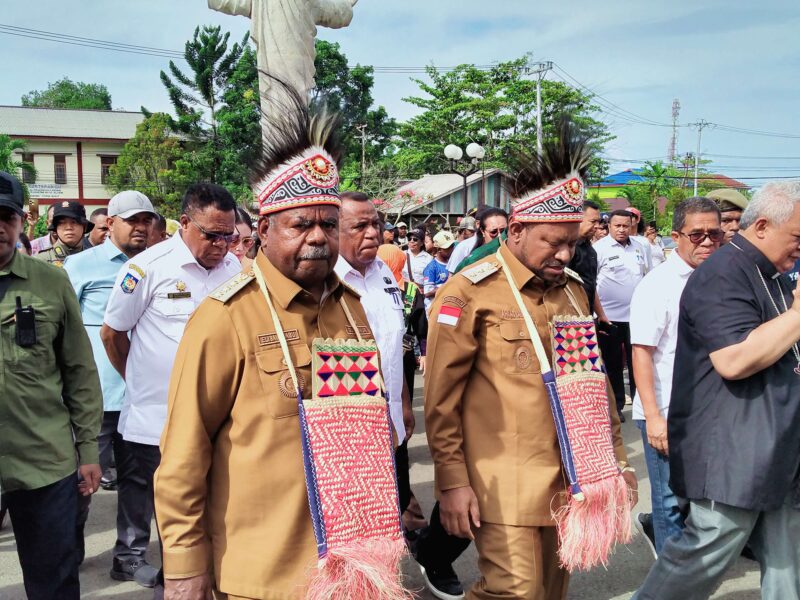 Gubernur Elisa Kambu dan Wakil Gubernur, Ahmad Nausrau saat mengunjungi Katerdal Kota Sorong (5/3/2025) (Detik Indonesia/RRI/Husni Laing)