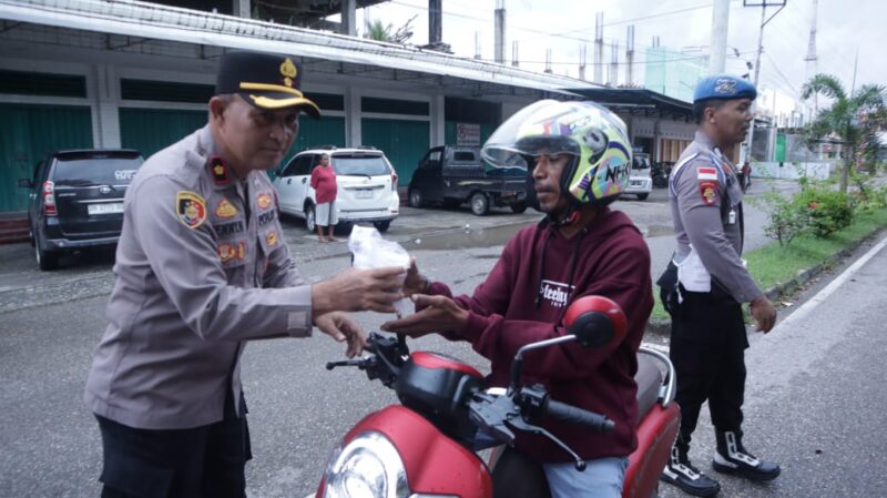 Polres Timor Tengah Utara (TTU) menggelar kegiatan pembagian takjil bagi umat Muslim, Minggu (9/3/2025). (Detik Indonesia/Rakyatntt)