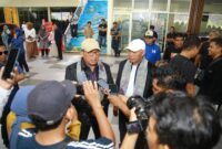 Wali Kota dan Wakil Wali Kota Ternate saat memberi keterangan pers di areal bandara Sultan Baabullah Ternate (Detik Indonesia/Indo Timur/ongky)