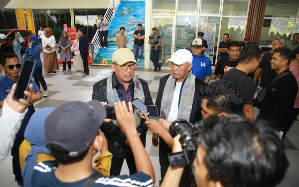 Wali Kota dan Wakil Wali Kota Ternate saat memberi keterangan pers di areal bandara Sultan Baabullah Ternate (Detik Indonesia/Indo Timur/ongky)