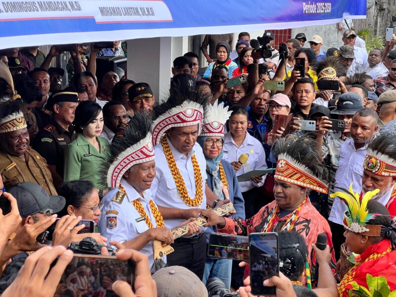 Gubernur Papua Barat Drs. Dominggus Mandacan, M. Si dan Wakil Gubernur Mohammad Lakotani di sambut prosesi adat. (Detik Indonesia/rri/ Elko)