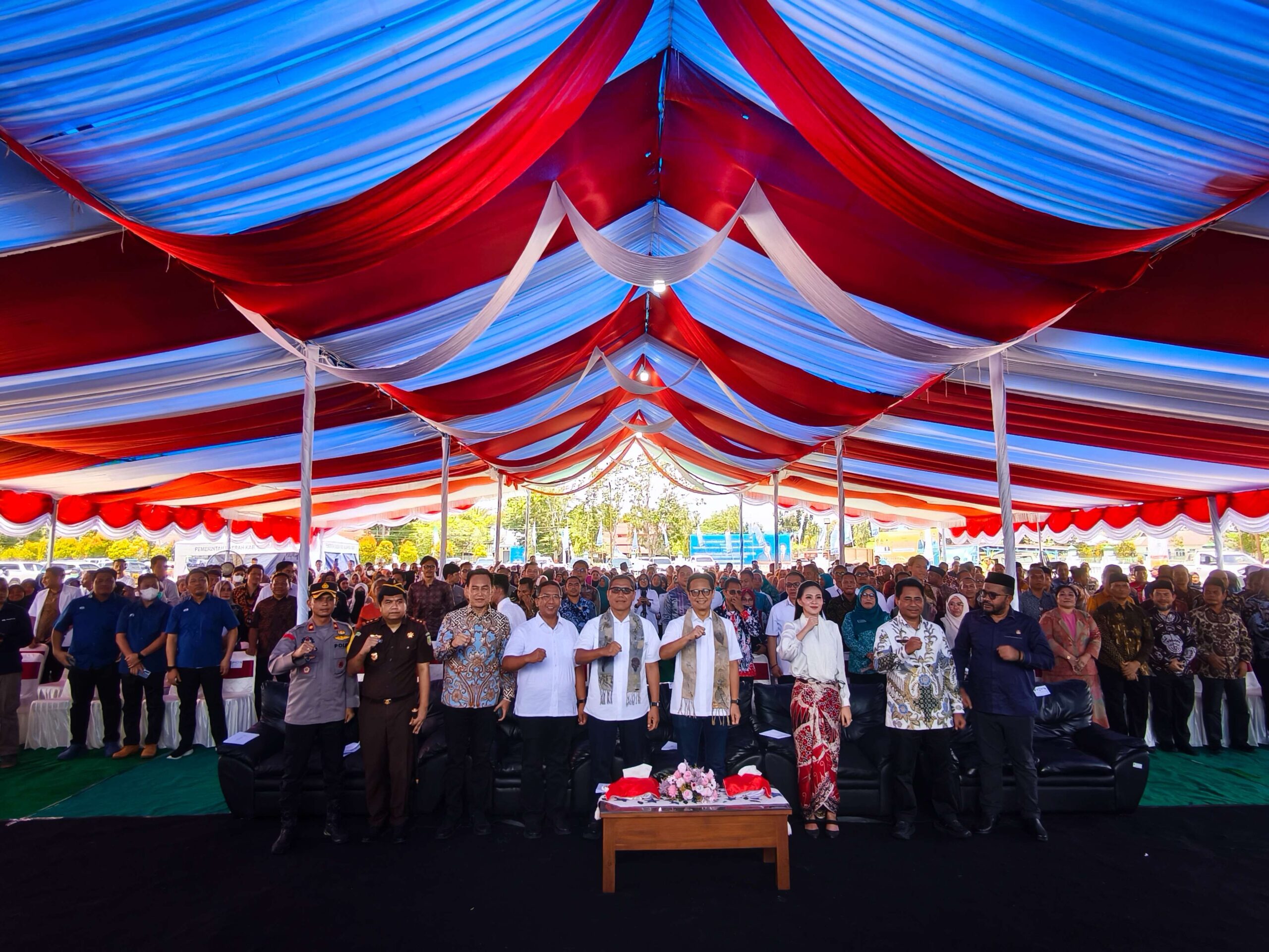 Foto bersama Menteri Kesehatan, Gubernur Maluku Utara, Kepala Staf Kepresidenan dan Bupati Halmahera Timur dalam agenda ground breaking peningkatan. Kelas RSUD Maba, Minggu (9/3/2025) (Detik Indonesia/RRI/Thuraiqiyyah)