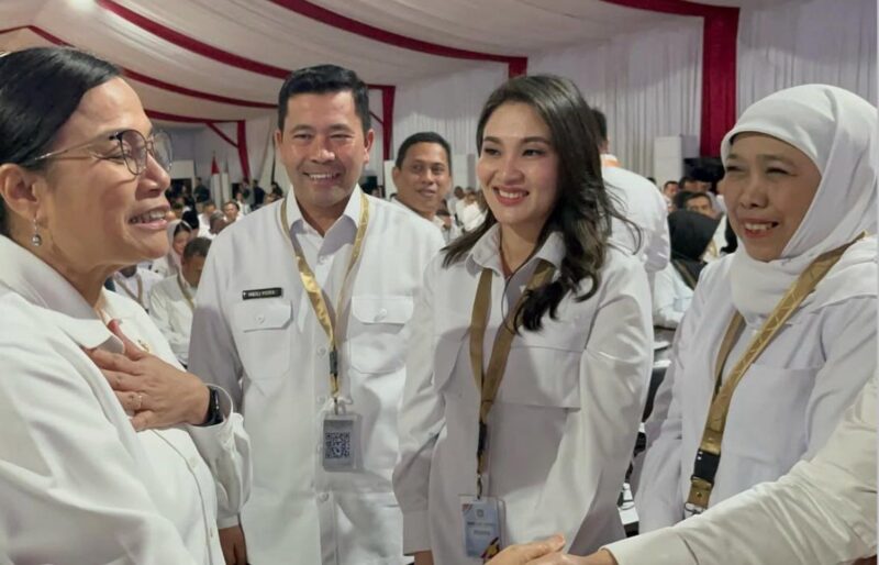 Gubernur Jawa Timur, Khofifah Indarprawansa (kanan) bersama Gubernur Malut, Sherly Laos (kedua dari kanan), saat berbincang singkat dengan Menteri Keuangan, Sri Mulyani, di lokasi Retret, Akmil, Magelang.(Foto: Dok Sherly).