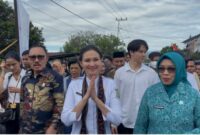 Gubernur Maluku Utara, Sherly Laos, bersama Bupati James Uang, tiba di lokasi Safari Ramadan di Desa Galala, Jailolo, Halbar, Kamis (13/3/2025).(Detik Indonesia/RRI/Yudi).