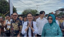 Gubernur Maluku Utara, Sherly Laos, bersama Bupati James Uang, tiba di lokasi Safari Ramadan di Desa Galala, Jailolo, Halbar, Kamis (13/3/2025).(Detik Indonesia/RRI/Yudi).