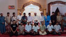 Wakil Gubernur Maluku Utara, H. Sarbin Sehe (enam dari kanan) bersama Kakanwil Kemenag Malut H. Amar Manaf pada kegiatan Safari Ramadan. (Detik Indonesia/RRIKemenag Malut)