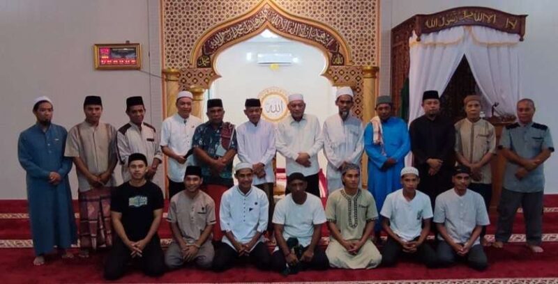 Wakil Gubernur Maluku Utara, H. Sarbin Sehe (enam dari kanan) bersama Kakanwil Kemenag Malut H. Amar Manaf pada kegiatan Safari Ramadan. (Detik Indonesia/RRIKemenag Malut)