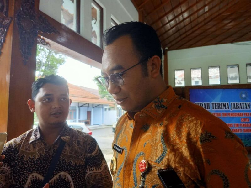 Bupati Sragen Sigit Pamungkas saat menjawab pertanyaan wartawan perihal pembayaran TPP P3K yang dipangkas 40 persen, Kamis (20/3/2025) sore (Detik Indonesia/RRI/Mulato Ishaan)